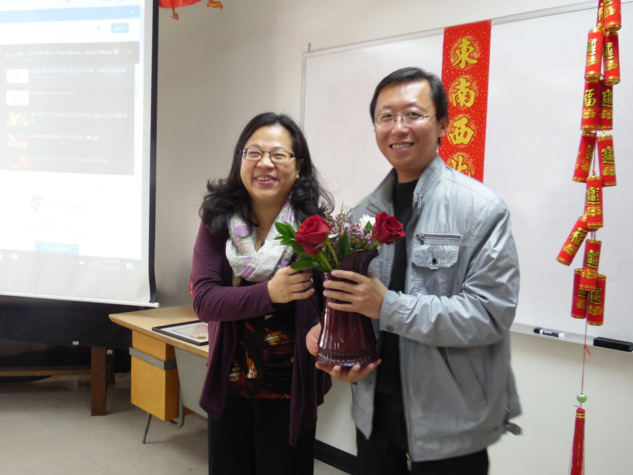 Cô Rebecca Chou, đại diện hội sinh viên gốc Hoa, và Tiến Sĩ Sheng Li nhận hoa.