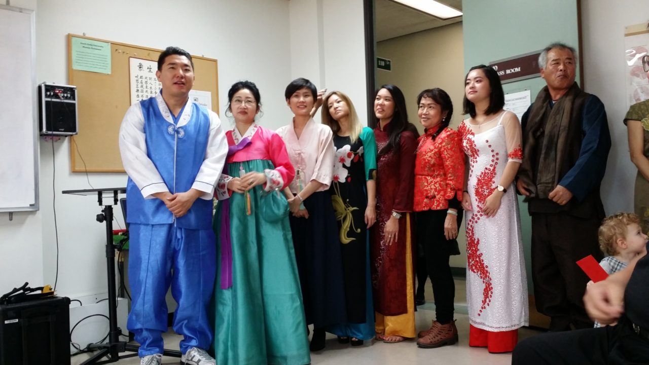 Cô giáo và sinh viên chuẩn bị trình diễn thời trang.