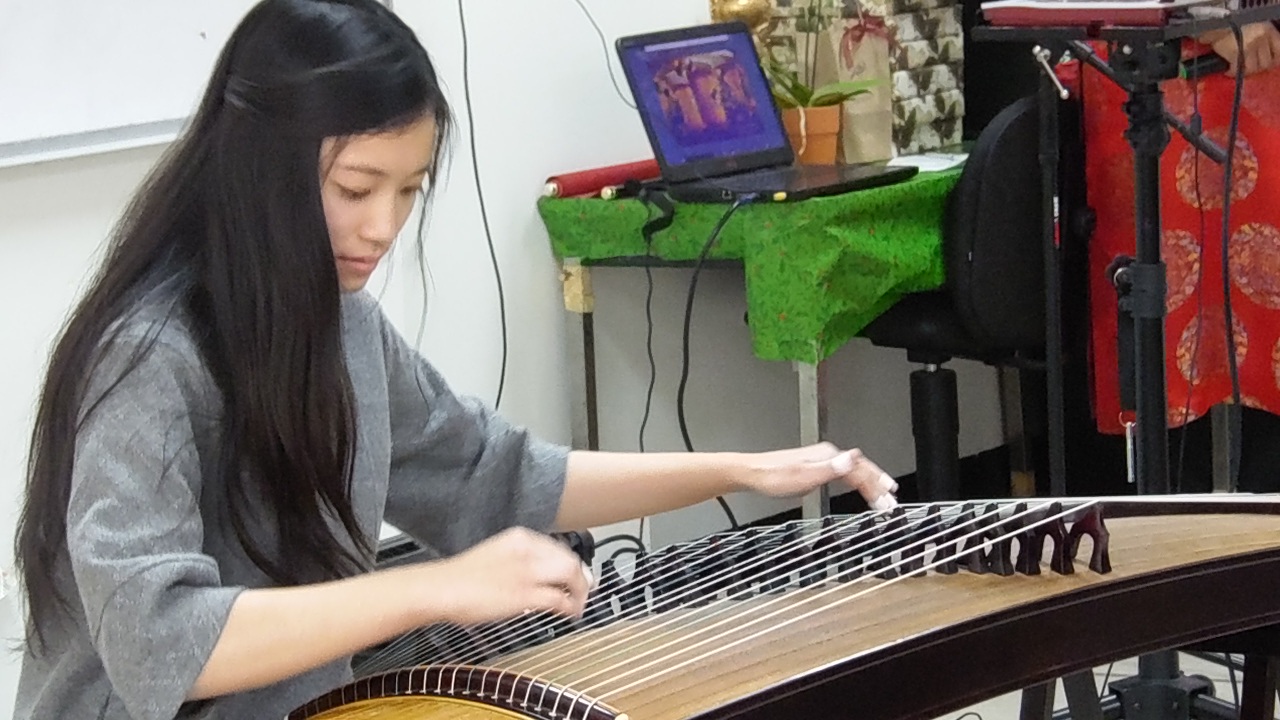 Cô Joy Kao với tiếng đàn tranh đặc biệt.