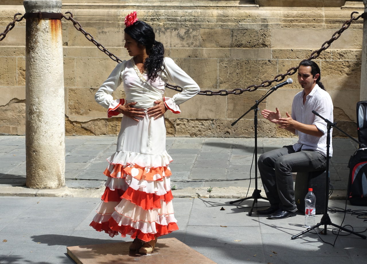 Nghệ nhân và vũ điệu Flamenco trên đường phố. (Hình: ATNT Tours & Travel)