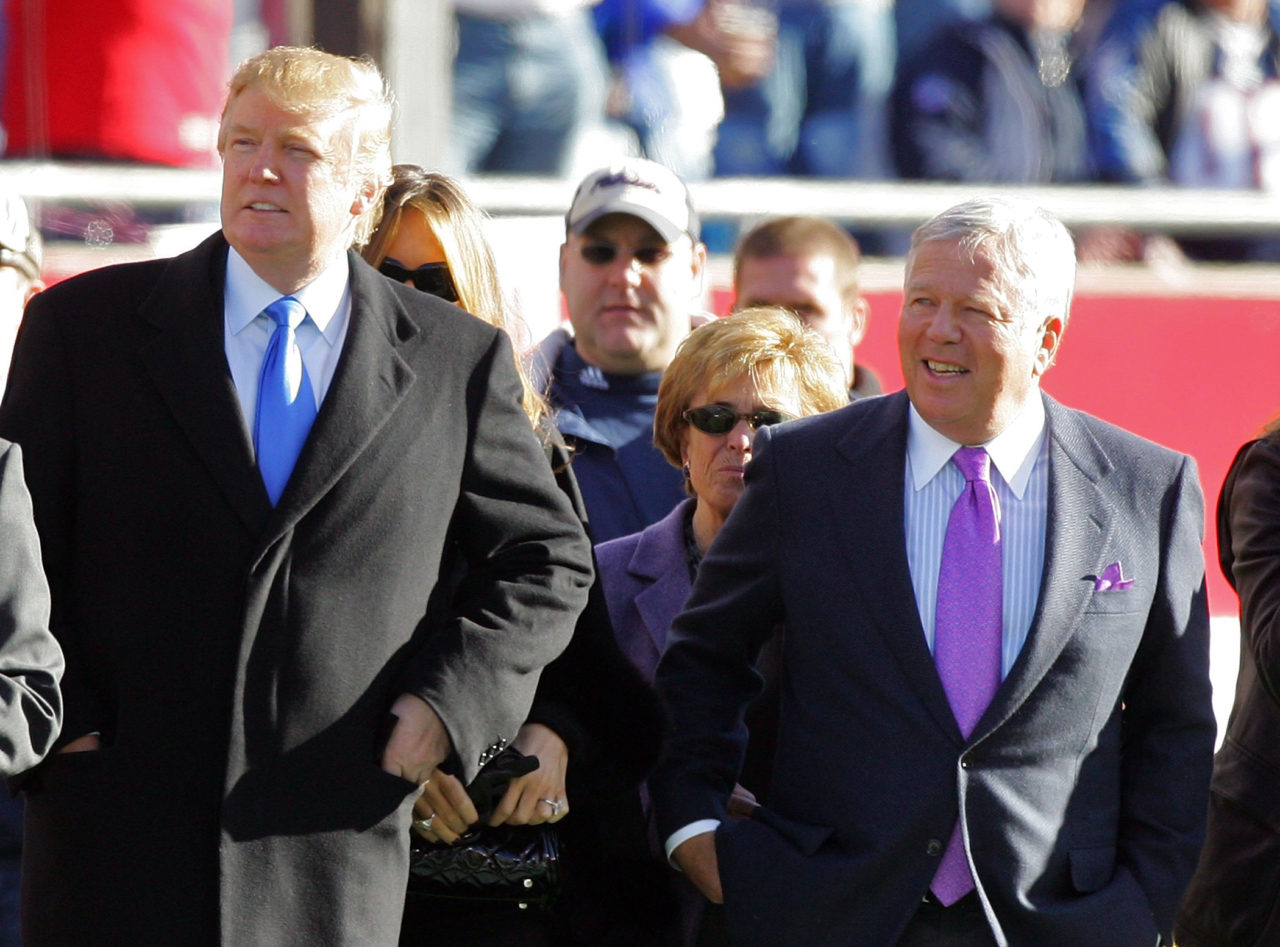 Từ trái sang phải: Donald Trump và chủ nhân đội bóng New England Patriots, Robert Kraft trước trận đấu Playoff AFC Wild Card giữa hai đội New England Patriots và New York Jets diễn ra tại Gillette Stadium, Foxboro, Massachusetts ngày 7 Tháng Giêng, 2007. (Hình: Getty Images)