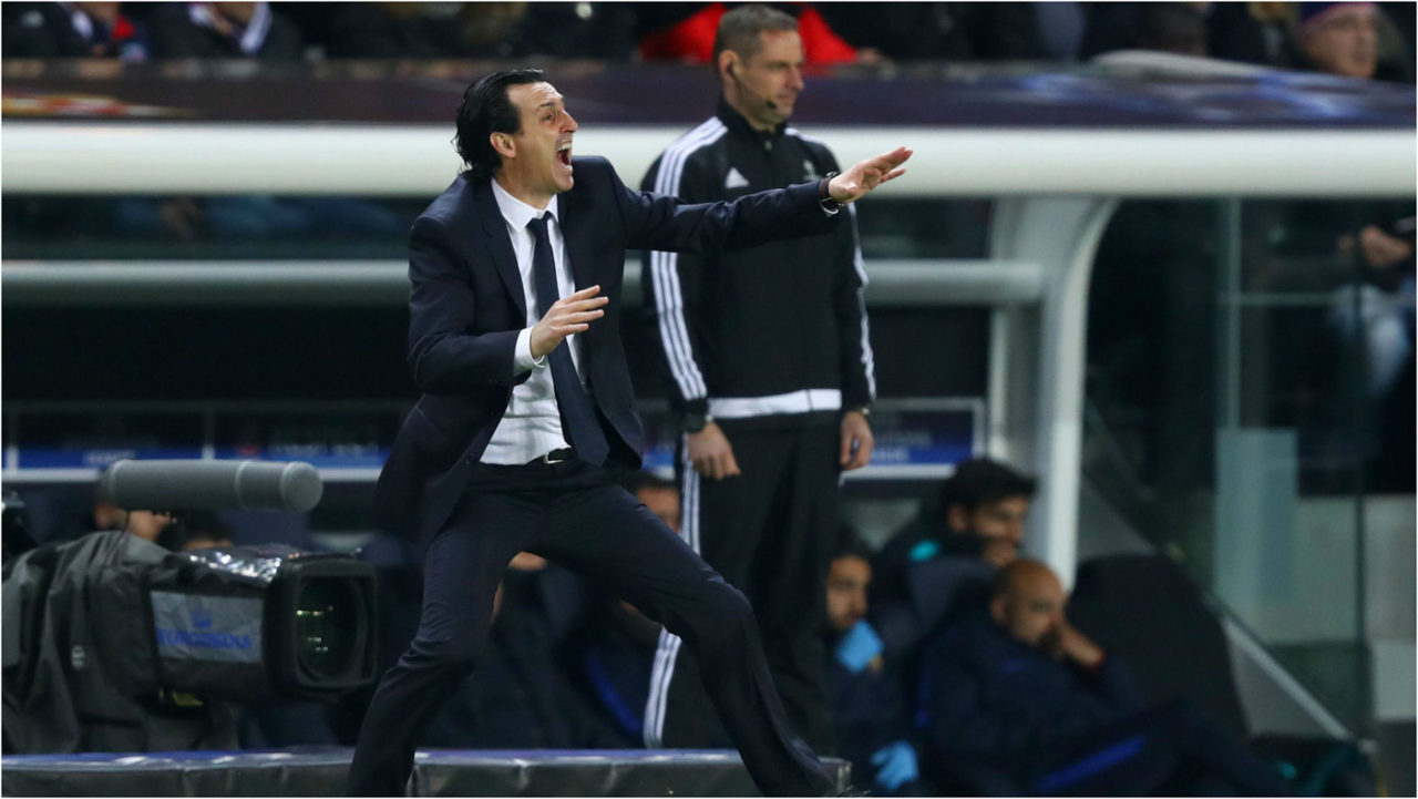 Huấn luyện viên đội Unai Emery của đội Paris Saint-Germain chỉ dẫn cầu thủ trong trận đấu lượt đi vòng 16 UEFA Champions League giữa hai đội Barcelona và Paris Saint-Germain diễn ra trên sân Parc des Princes, Paris, Pháp ngày 14 Tháng Hai, 2017. (Hình: Goal.com)
