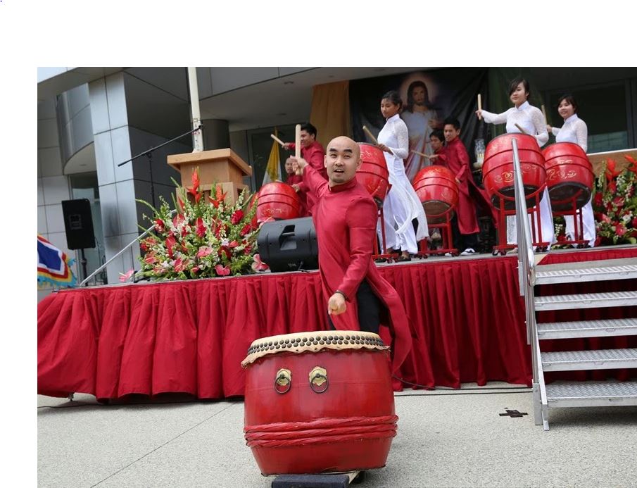 Thầy Bảo Khang là người quản lý kim đội trưởng của Đoàn Thiên Ân. (Hình: Website Thiên Ân Performing Art) 