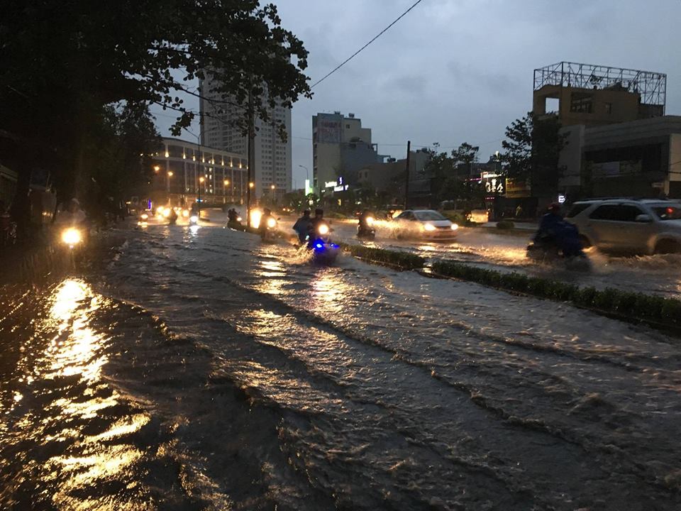Nhiều con đường ở trung tâm thành phố Sài Gòn ngập nặng. (Hình: báo Tuổi Trẻ)