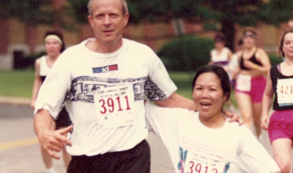 Bà Châu và chồng tham gia một cuộc đua marathon. (Hình: YouTube)