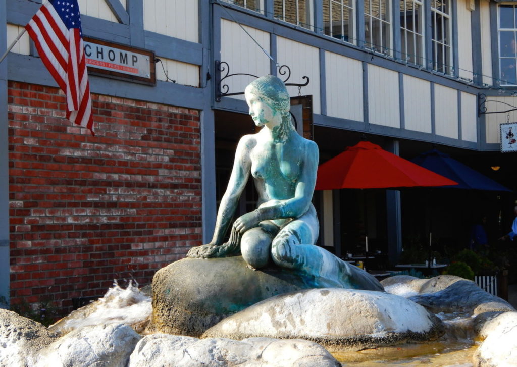 Tượng “Nàng Tiên Cá - Little Mermaid” nhỏ bằng 1/3 tượng bên Copenhagen. (Hình: ATNT Tours & Travel)