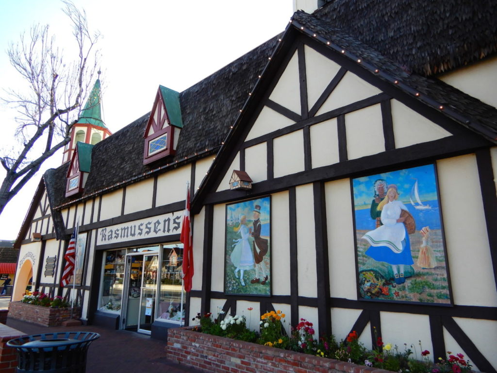 Một tiệm bán quà lưu niệm tại Solvang. (Hình: ATNT Tours & Travel)