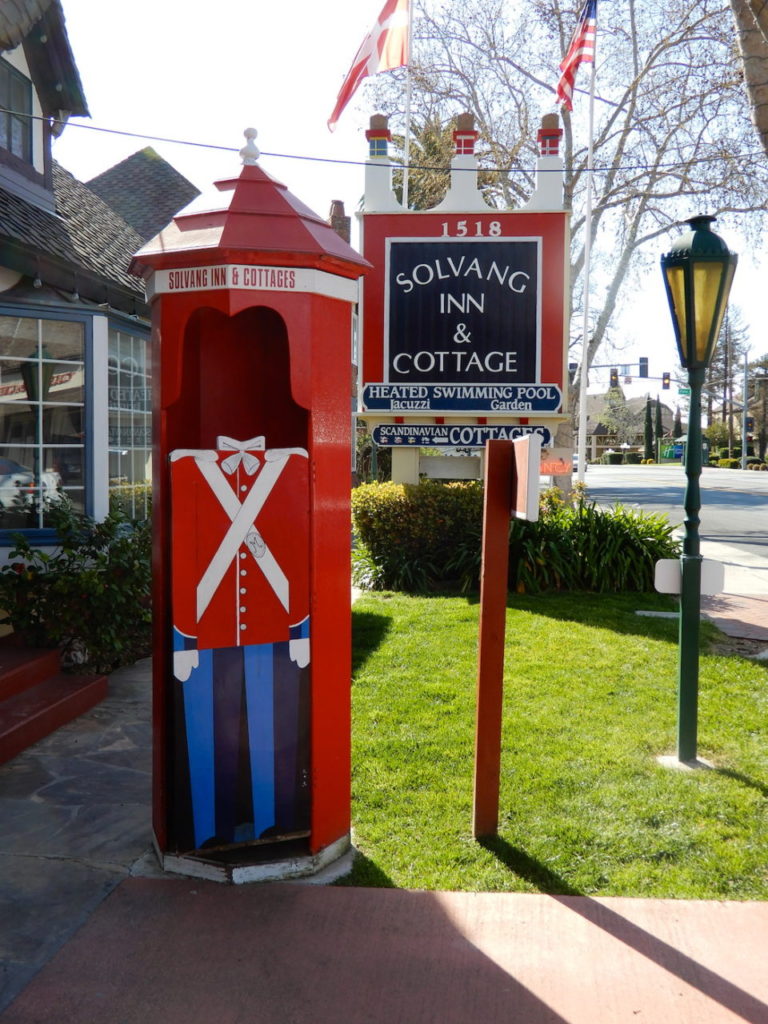 Khách sạn theo kiến trúc Đan Mạch tại Solvang. (Hình: ATNT Tours & Travel)