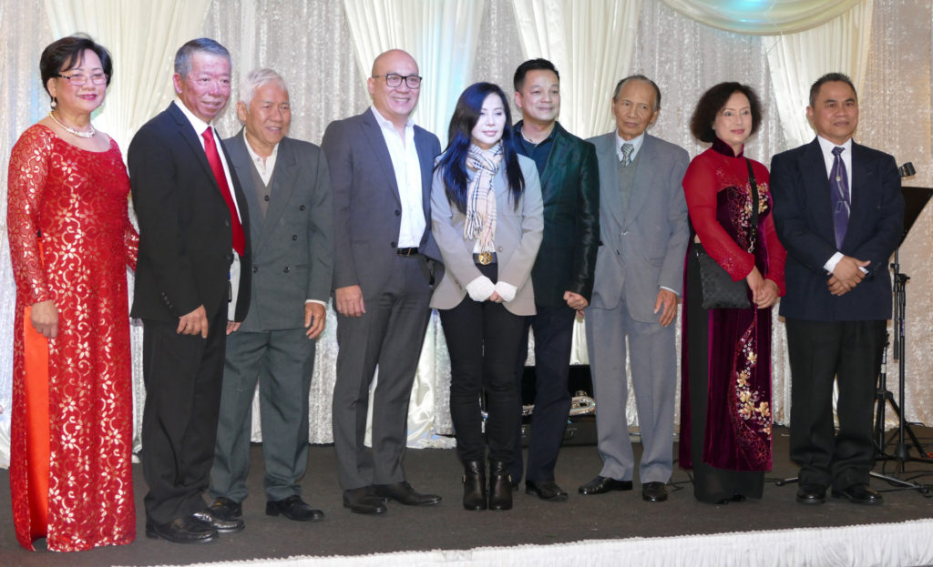 Giây phút vinh danh hội trưởng các hội ảnh bạn và giảng viên nhiếp ảnh. (Hình: Văn Lan/Người Việt)