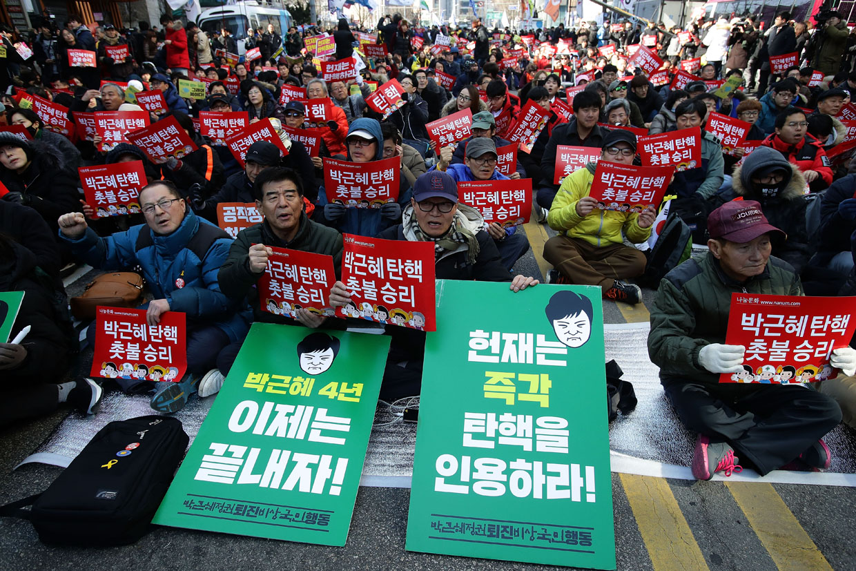 SEOUL, SOUTH KOREA - MARCH 10: South Koreans participate in a rally calling for impeachment of President Park Geun-hye near the Constitutional Court on March 10, 2017 in Seoul, South Korea. People gathered Friday ahead of a court ruling on whether impeached Park will be removed from office over a corruption scandal or allowed to complete her term. (Photo by Chung Sung-Jun/Getty Images)