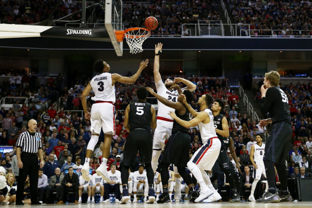 Prezemek Karnowski số 24 của Gonzaga Bulldogs nhảy lên cản phá banh thảy vào rổ của đối thủ đội Xavier Musketeers trong trận đấu của 2017 NCAA Men’s Basketball Tournament West Regional diễn ra tại SAP Center, San Jose, California ngày 25 tháng Ba, 2017. (Hình: Getty Images)