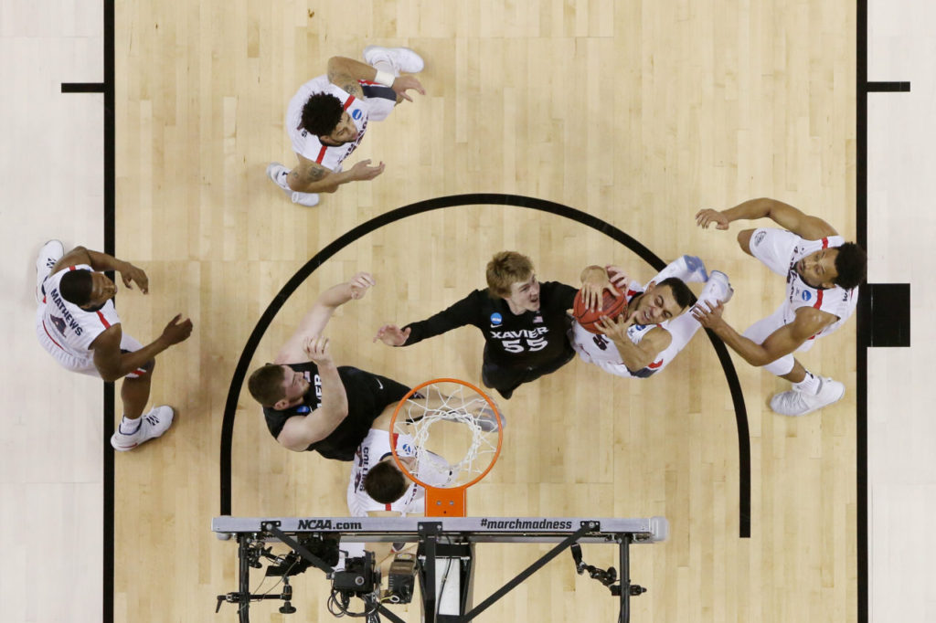 Nigel Williams-Goss số 5 của Ganzaga Bulldogs nhảy lên truy cản J.P. Macura số 55 của Xavier Musketeers trong trận đấu giải 2017 NCAA Men’s Basketball Tournament West Regional diễn ra tại SAP Center, San Jose, California ngày 25 Tháng Ba, 2017. (Hình: Getty Images)