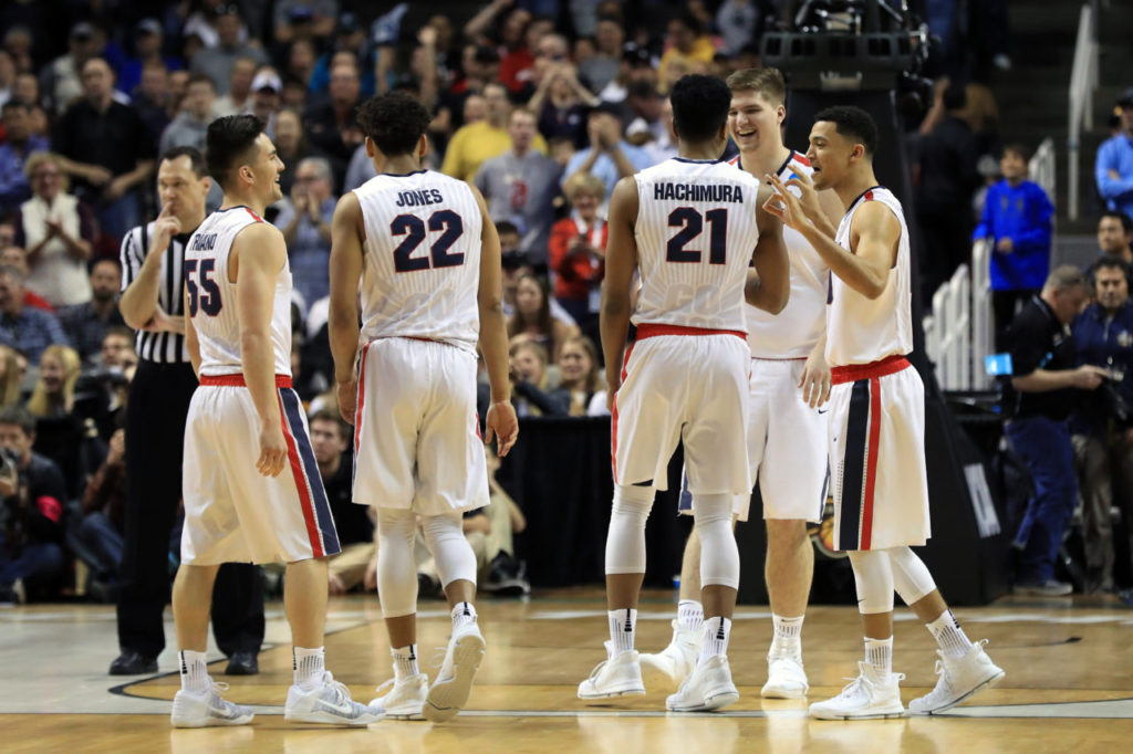 Các đấu thủ đội Gonzaga Bulldogs vui mừng sau khi đánh bại Xavier Musketeers trong trận đấu giải 2017 NCAA Men’s Basketball Tournament West Regional diễn ra tại SAP Center, San Jose, California ngày 25 Tháng Ba, 2017. (Hình: Getty Images)