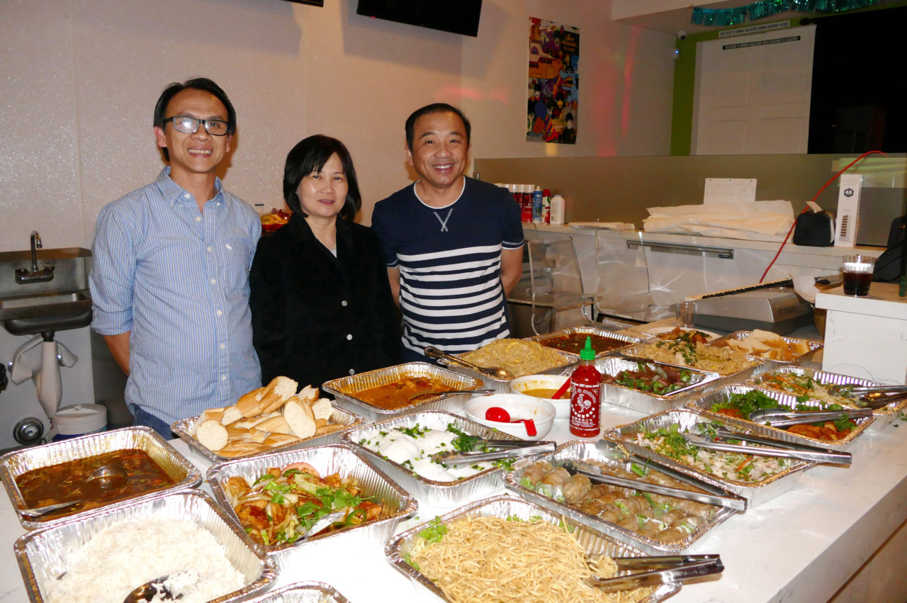 Ba vị đồng chủ nhân: Dennis Lam, Thu Nguyệt, Anthony Trần. (Hình: Văn Lan/Người Việt)