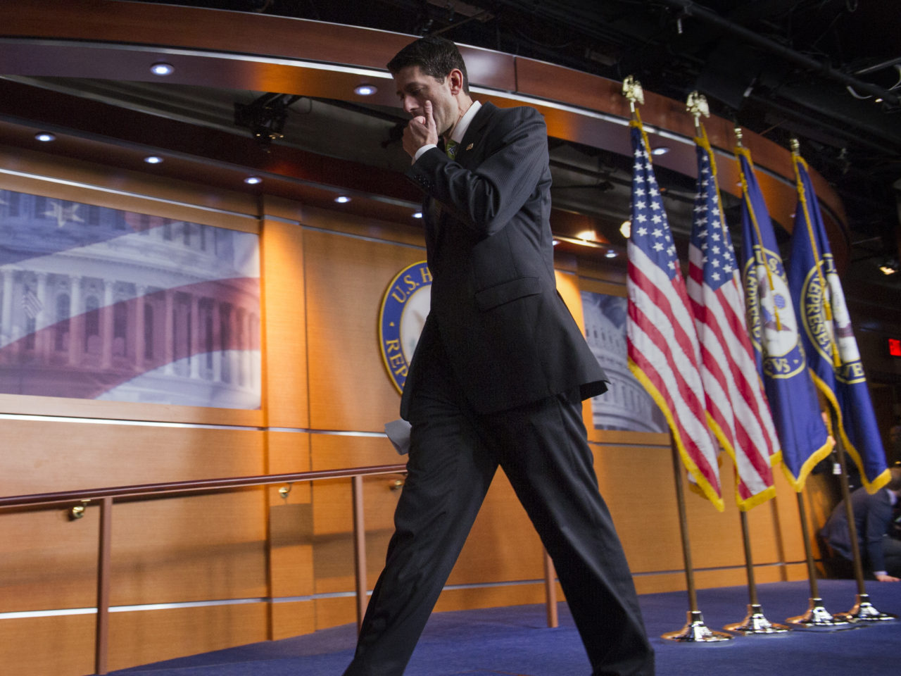 Dân Biểu Paul Ryan rời cuộc họp báo sau khi không đưa dự luật bảo hiểm y tế ra bỏ phiếu tại Hạ Viện. (Hình: AP Photo/Cliff Owen)
