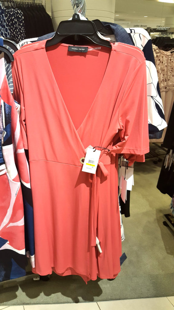 Áo đầm mang nhãn Ivanka Trump bán ở Macy's. (Hình: Hà Giang/Người Việt)