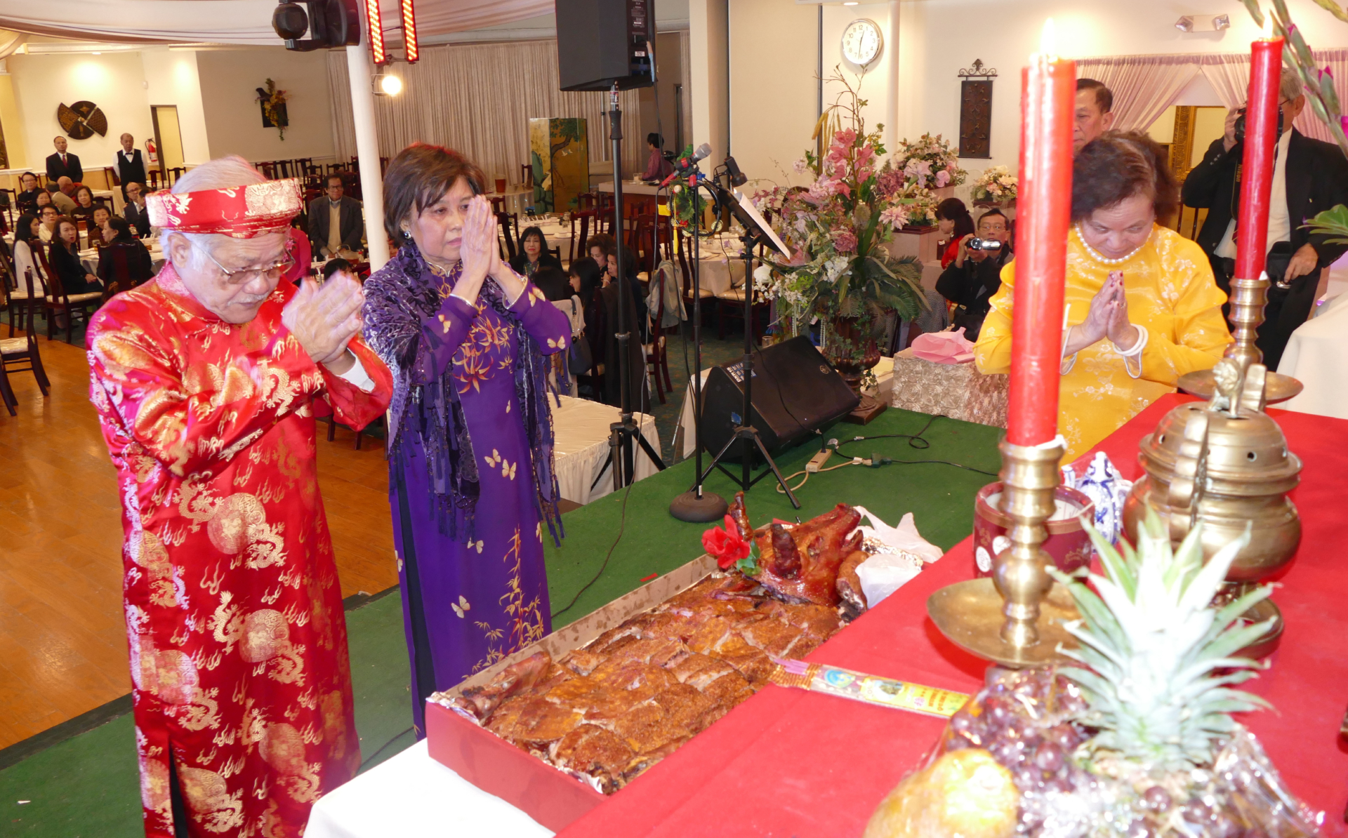 Ông Hội Trưởng Châu Văn Ðể và bà Nguyễn Thị Phương niệm hương. (Hình: Văn Lan/Người Việt)
