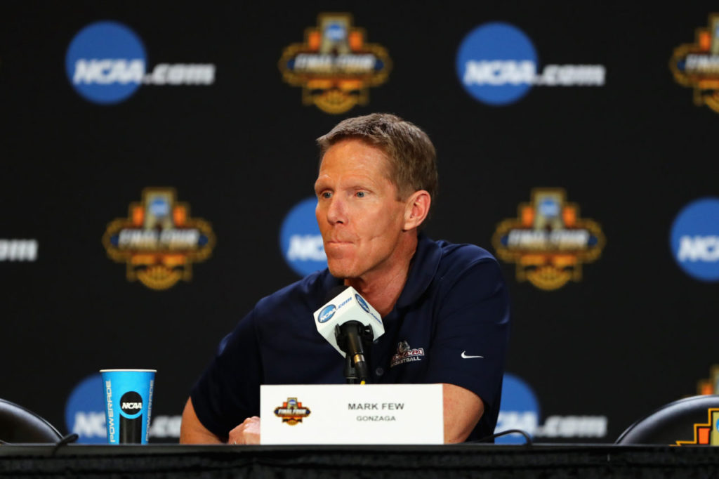 Huấn luyện viên Mark Few của đội bóng đại học Gonzaga Bulldogs trong cuộc họp báo về các trận bán kết 2017 NCAA Men’s Basketball Final Four diễn ra tại University of Phoenix Stadium, Glendale, Arizona ngày 30 tháng Ba, 2017. (Hình: Getty Images)
