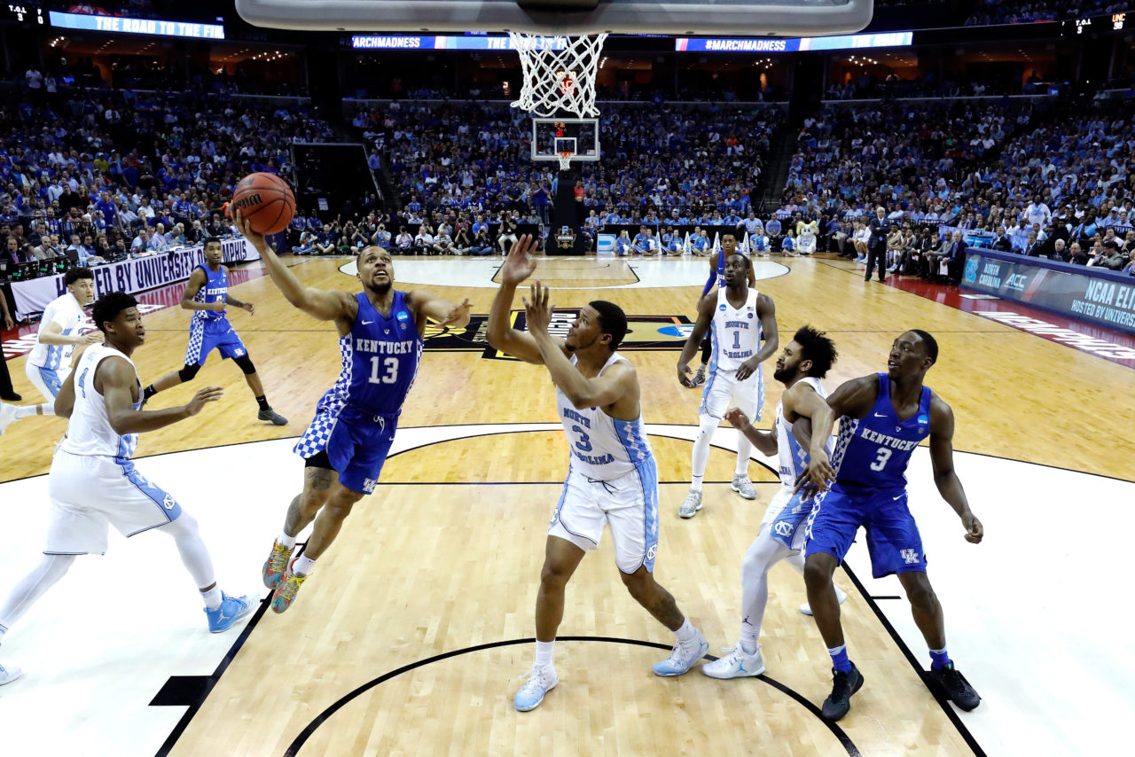 Isaiah Briscoe số 13 của Kentucky Wildcats thảy banh vào rổ trước sự truy cản của Kennedy Meek số 3 đội North Carolina Tar Heels trong trận đấu của 2017 Men's Basketball Tournament South Regional diễn ra tại FedExForum, Memphis, Tennessee ngày 26 Tháng Ba 2017. (Hình: Getty Images)