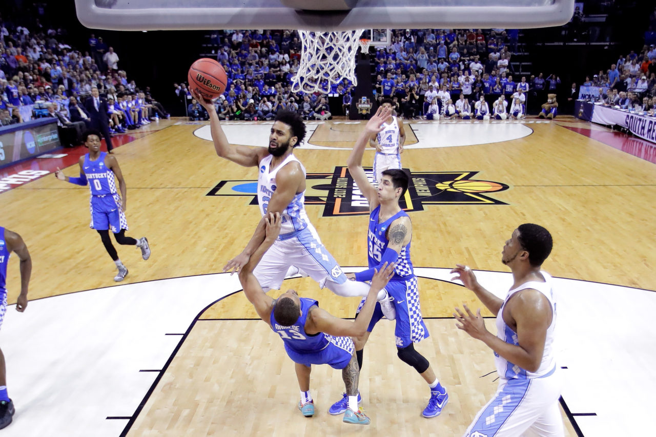 Joel Berry II số 2 của North Carolina Tar Heels thảy banh vào rổ đội Kentucky Wildcats trước sự truy cản của Briscoe số 13 đội này trong trận đấu 2017 Men's Basketball Tournament South Regional diễn ra tại FedExForum, Memphis, Tennessee ngày 26 Tháng Ba 2017. (Hình: Getty Images)