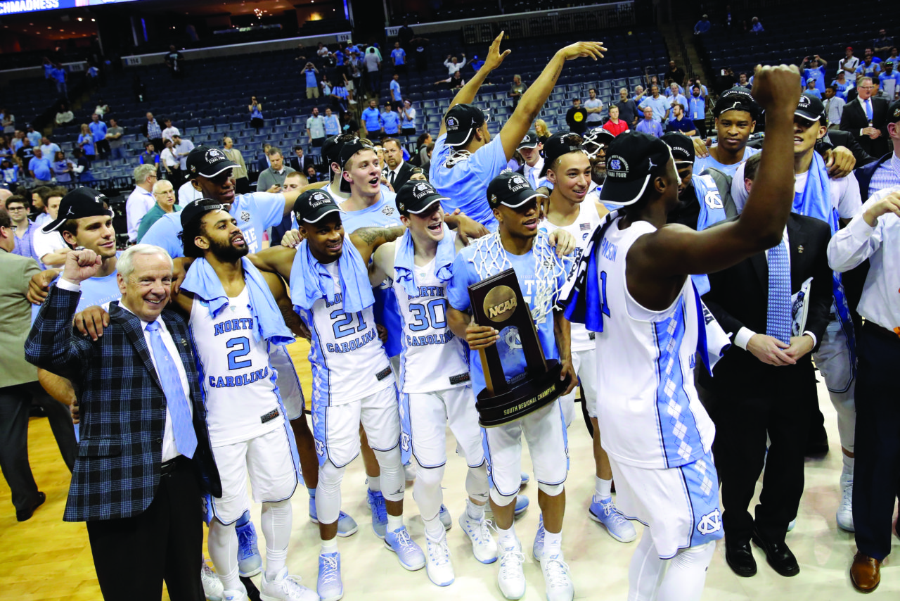Các đấu thủ của đội bóng North Carolina vui mừng sau khi đánh bại Kentucky Wildcats trong trận đấu 2017 Men's Basketball Tournament South Regional diễn ra tại FedExForum, Memphis, Tennessee ngày 26 Tháng Ba 2017. (Hình: Getty Images)
