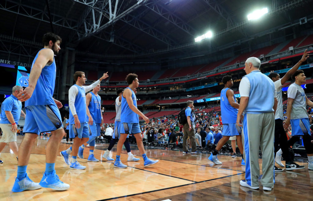 Huấn luyện viên Roy Williams của North Carolina Tar Heels nhìn các đấu thủ đi ra khỏi ân sau buổi tập dượt tại University of Phoenix Stadium, Glendale, Arizona ngày 31 Tháng Ba, 2017, chuẩn bị cho hai trận bán kết giải vô địch bóng rổ nam NCAA 2017. (Hình: Getty Images)