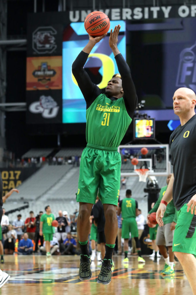 Dylan Ennis số 31 của Oregon Ducks tập ném banh vào rổ tại University of Phoenix Stadium, Glendale, Arizona ngày 31 Tháng Ba, 2017, chuẩn bị cho hai trận bán kết giải vô địch bóng rổ nam NCAA 2017. (Hình: Getty Images)