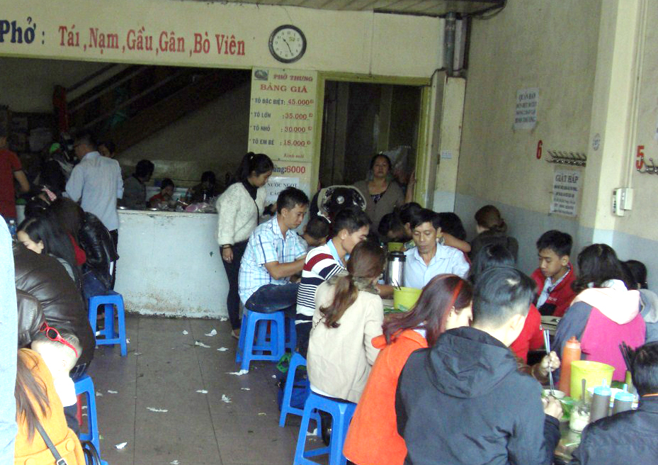 Bên trong quán phở Thưng.