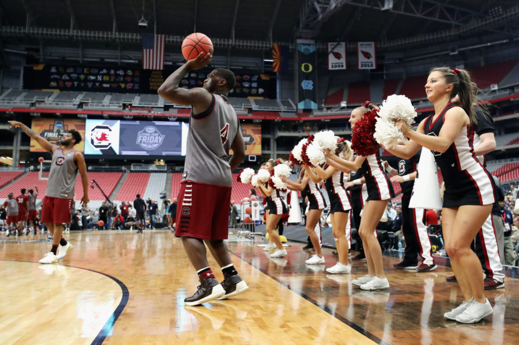 Rakym Felder, số 4 của South Carolina Gamecocks, tập luyện khi các cheerleaders trình diễn tại University of Phoenix Stadium, Glendale, Arizona ngày 31 Tháng Ba, 2017, chuẩn bị cho hai trận bán kết bóng rổ nam NCAA 2017. (Hình: Getty Images)