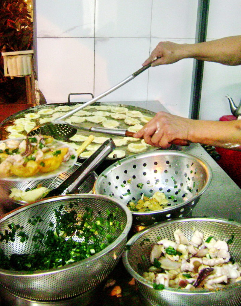 Ðổ bánh khọt Vũng Tàu tại một quán ở Sài Gòn. (Hình: Văn Lang/Người Việt)
