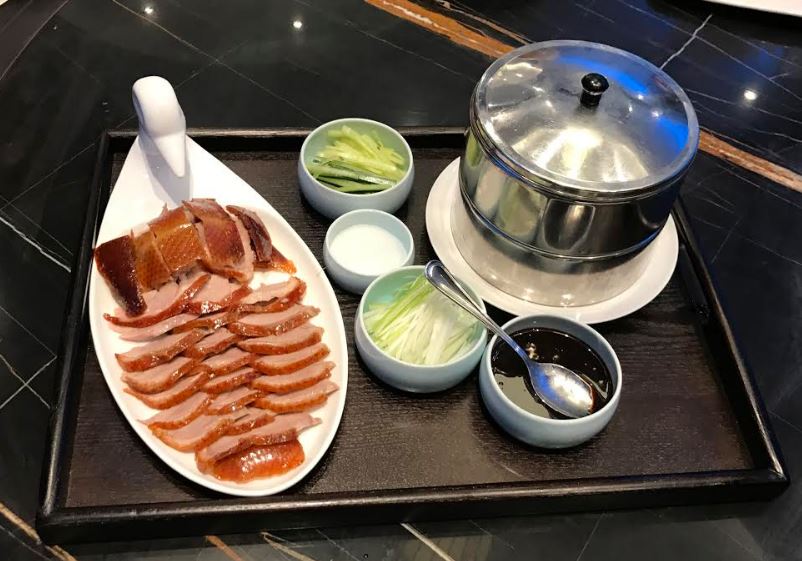 Một trong ba món sở trường của nhà hàng, vịt quay Meizhou. (Hình: Khoa Lại/Người Việt)