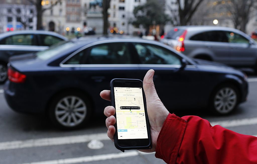 Lượng khách từng xe nhận được đều do tổng đài của Uber phân phối. (Hình minh họa: Andrew Caballero-Reynolds/AFP/Getty Images)