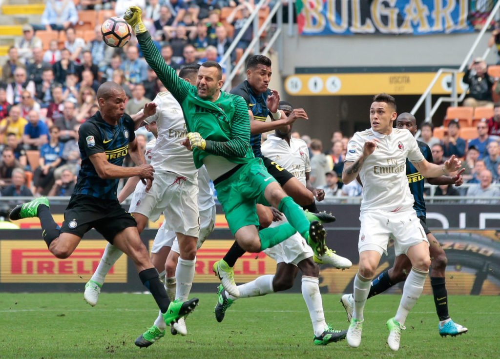 Thủ môn Samir Handanovic của FA Inter Milan (giữa) đấm banh ra ngoài trong trận đấu giải Serie A, Italy giữa Inter Milan và AC Milan diễn ra trên sân Stadio Giuseppe Meazza, Milan, Italy ngày 15 Tháng Tư. (Hình: Getty Images)