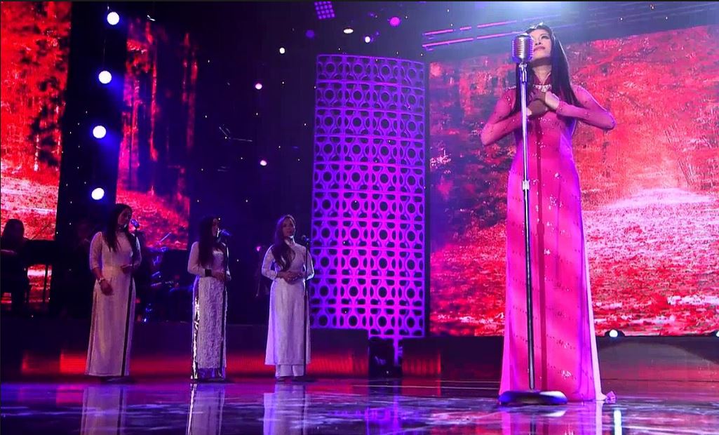 Ca sĩ Hoàng Anh Thư - “Giọng Ca Vàng 2011” - trình bày ca khúc “Mời Em Về” của Việt Dzũng. (Hình lấy từ video)