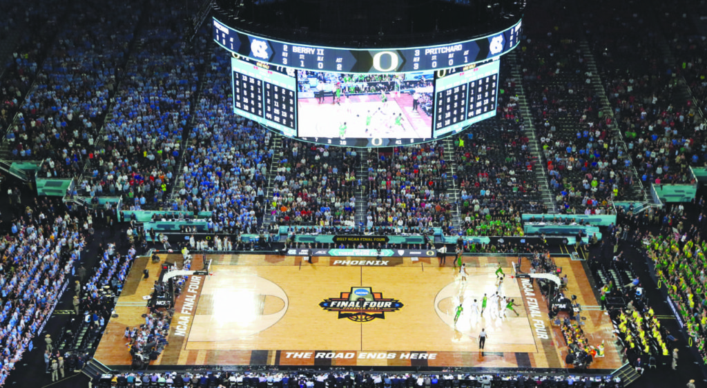 Quang cảnh trận đấu bán kết giải NCAA 2017 giữa hai đội North Carolina Tar Heels và Oregon Ducks diễn ra tại University of Phoenix Stadium, Glendale, Arizona ngày 1 Tháng Tư. (Hình: Getty Images)