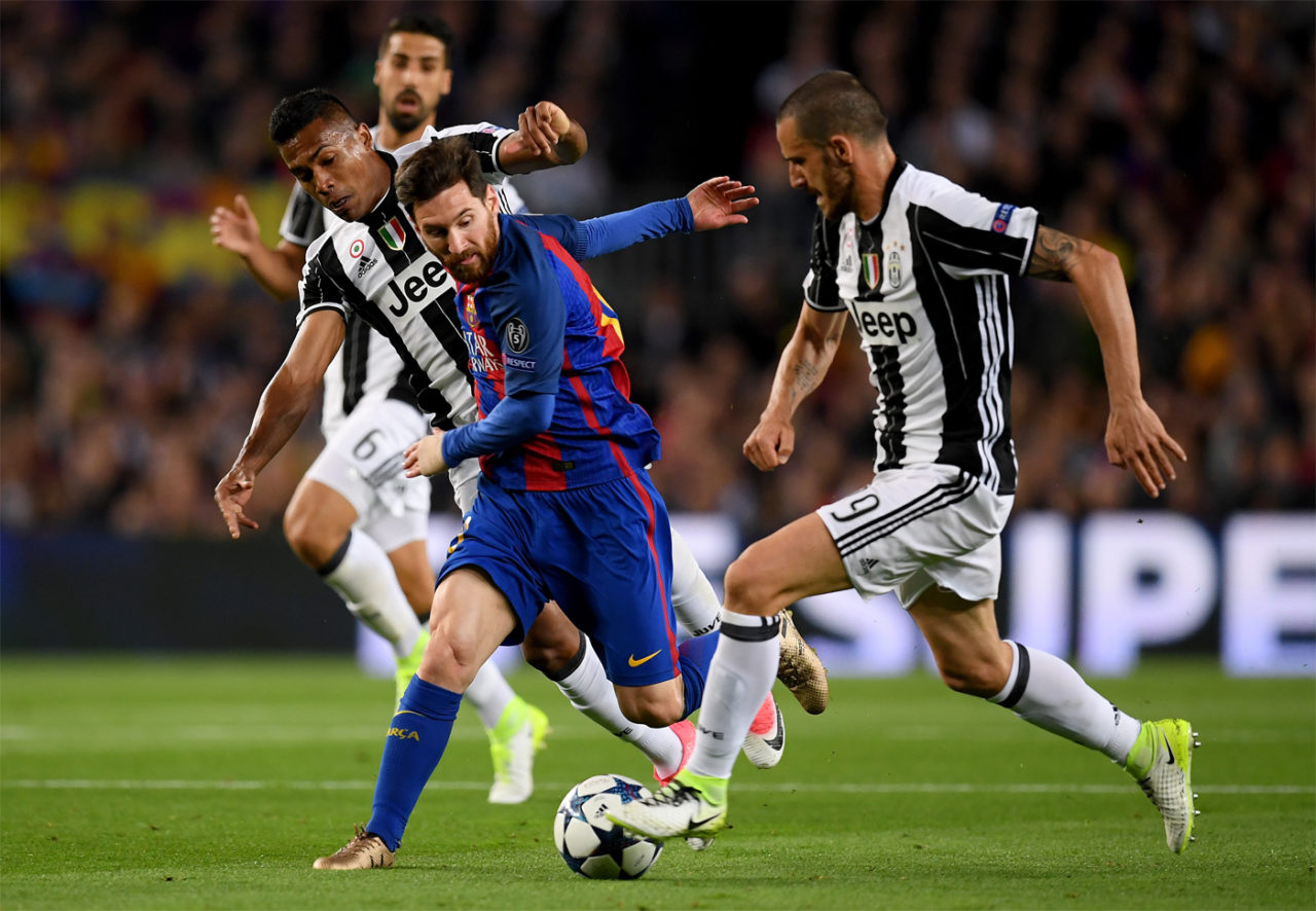 Tiền đạo Messi của Barcelona đi bóng trong vòng vây truy cản của các cầu thủ Juventus trong trận đấu tứ kết lượt về UEFA Champions League 2016-17 giữa Barcelona và Juventus diễn ra trên sân Camp Nou, Barcelona, Tây Ban Nha, ngày 19 Tháng Tư 2017. (Hình: Getty Images)