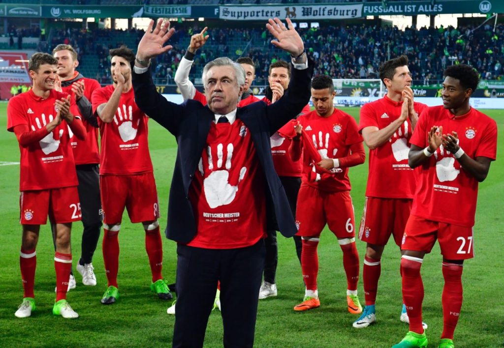 Huấn luyện viên Carlo Ancelotti (giữa) cùng các cầu thủ chào khán giả sau khi đá bại đội VfL Wolfsburg 6-0 trong trận đấu diễn ra tại Wolfsburg, để đăng quang vô địch Bundesliga mùa bóng 2016-17. Đây là lần thứ năm liên tiếp Bayern đoạt giải đấu này. (Hình: Getty Images)
