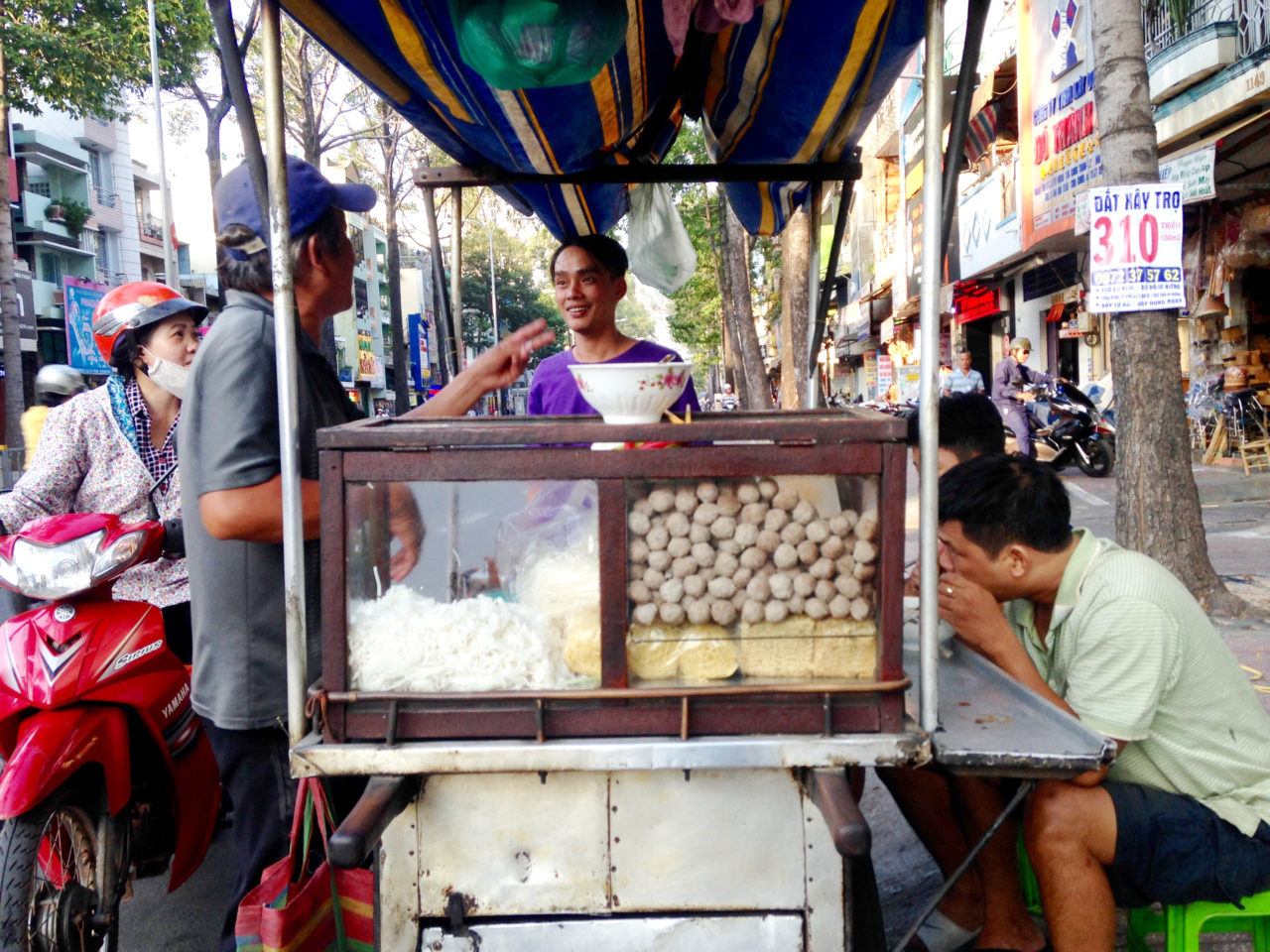 Ngày nay, không dễ tìm được món bò viên ngon đúng vị và kiểu ngồi ăn bên xe bán hàng rong của người Sài Gòn-Chợ Lớn. (Hình: Trần Tiến Dũng/Người Việt)