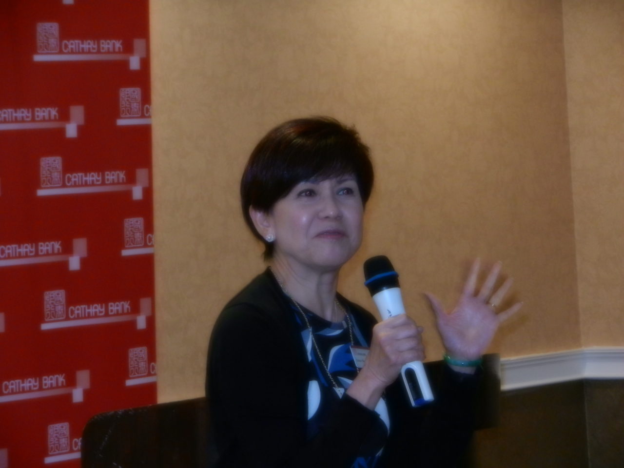 Bà Esther Wee, phó chủ tịch kiêm giám đốc phát triển cộng đồng của Cathay Bank, mở đầu cuộc họp báo.