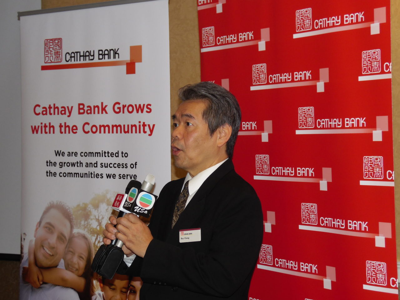 Ông Ray Chang, phó chủ tịch kiêm quản lý điều hành chương trình tài trợ lẻ của Cathay Bank ở El Monte, phát biểu.