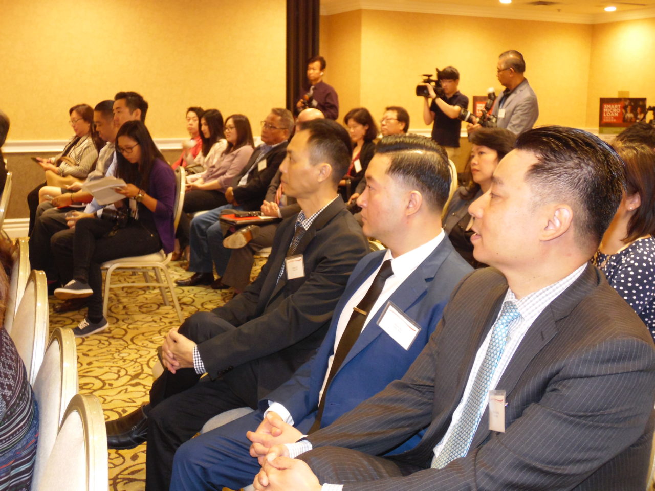 Nhân sự của Cathay Bank trong vùng cùng tham dự.