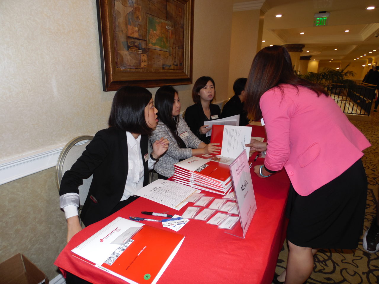 Nhân viên Cathay Bank tại bàn ghi danh.