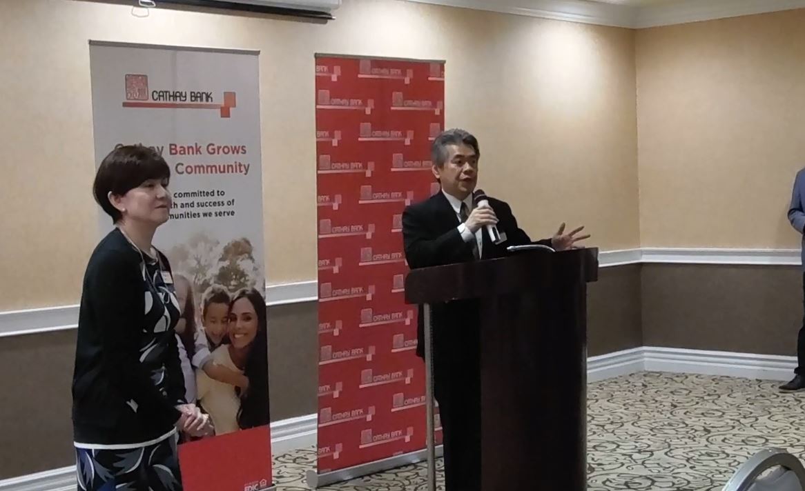 Bà Esther Wee (trái) và ông Ray Chang trong phần giải đáp thắc mắc.