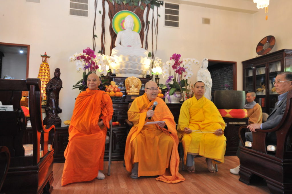 Từ trái, Hòa Thượng Thích Tâm Ngoạn, Hòa Thượng Thích Chơn Thành, và Thầy Phong Nguyên, tại lễ cầu siêu cho ông Nguyễn Tuấn. (Hình: Dân Huỳnh/Người Việt)