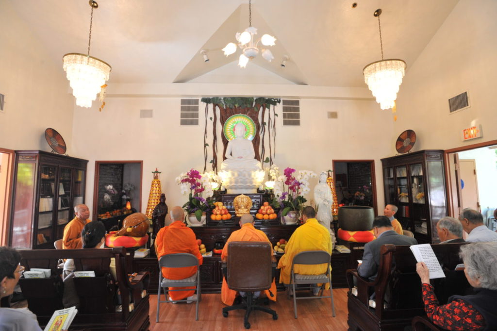 Quang cảnh lễ cầu siêu cho ông Nguyễn Tuấn tại chùa Liên Hoa. (Hình: Dân Huỳnh/Người Việt)