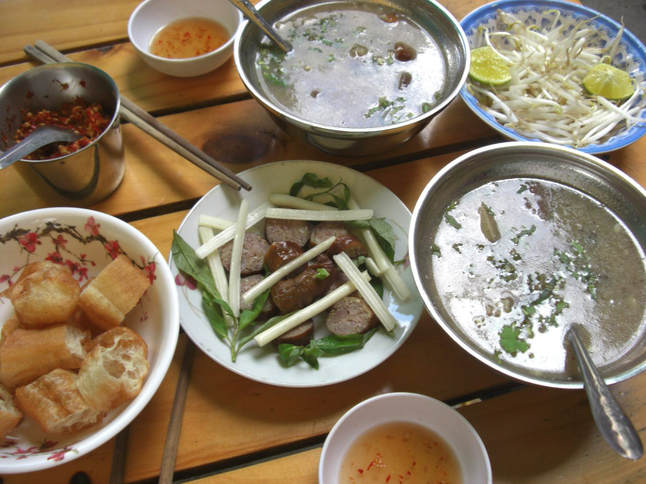 Dĩa dồi chiên và tô cháo lòng.