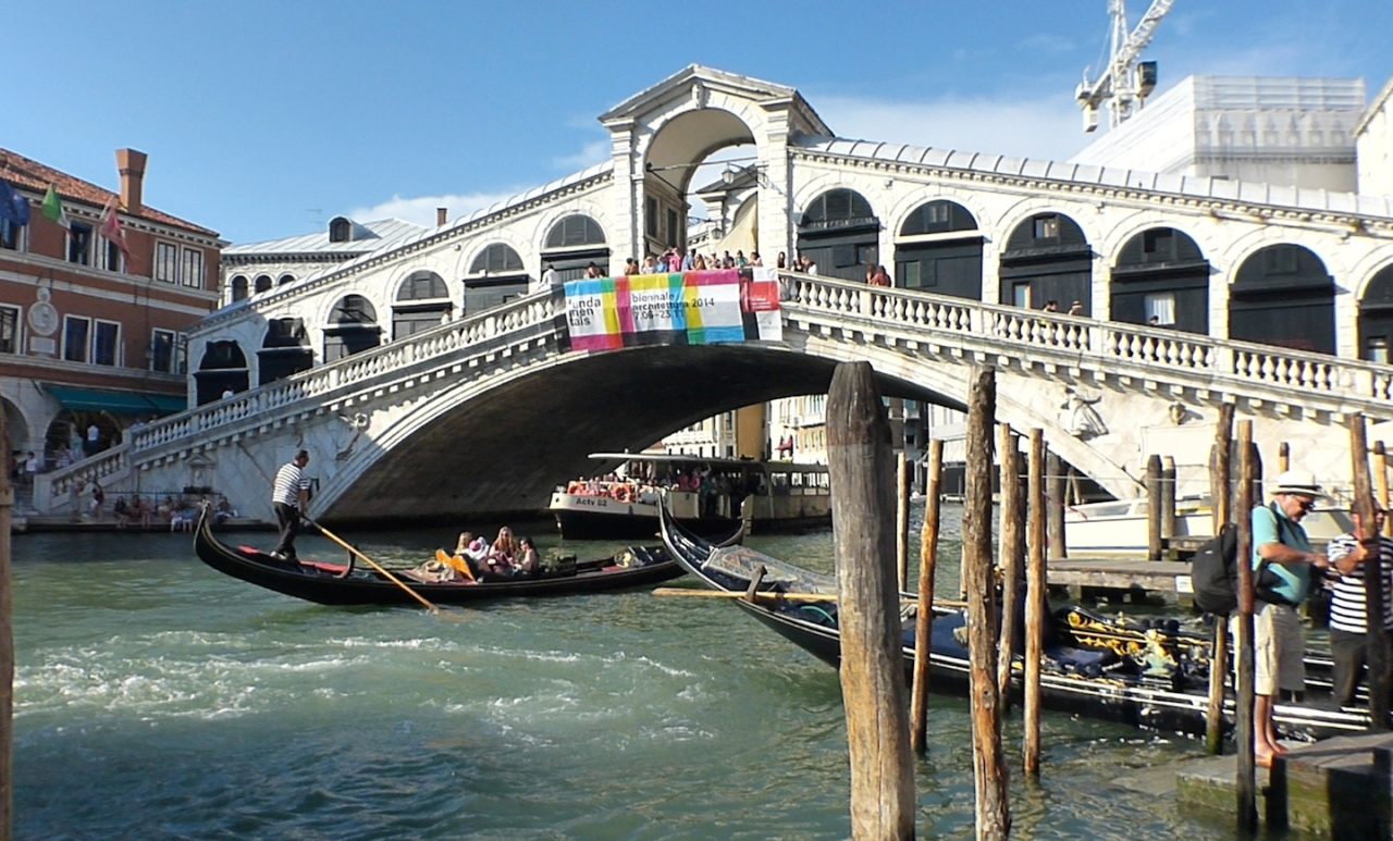 Rialto Bridge bắc ngang kênh đào lớn Grand Canal, biểu tượng của Venice. (Hình: ATNT Tours & Travel)