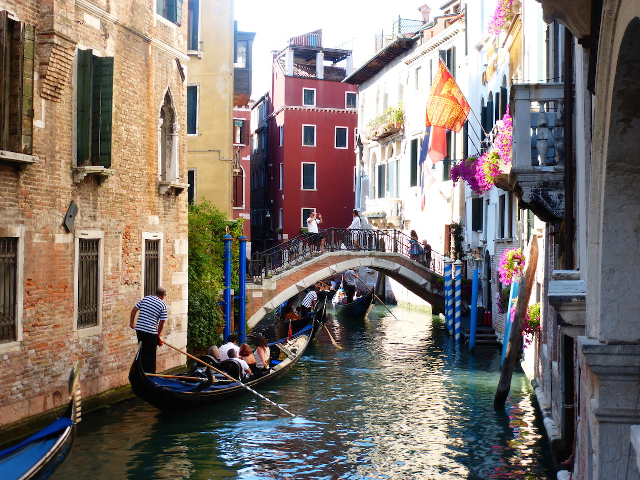Thuyền Gondola trên kênh đào Canal, một hình ảnh đặc thù của Venice. (Hình: ATNT Tours & Travel)