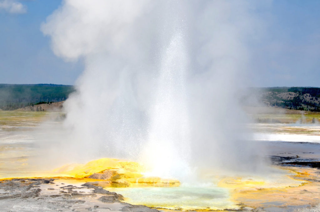 Spasm Geyser, một cảnh đẹp của Fountain Paint Pot, Yellowstone. (Hình: ATNT Tours & Travel)