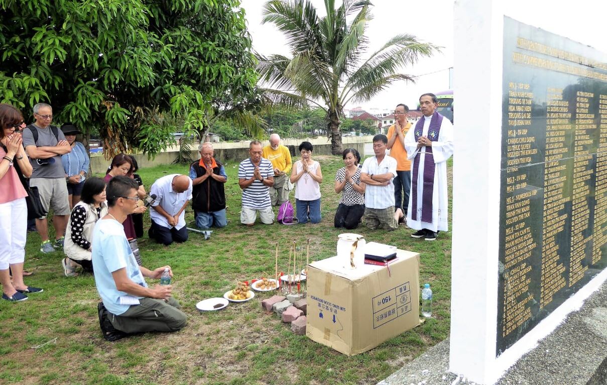 Cầu nguyện cho các thuyền nhân chôn trong các ngôi mộ tập thể và cá nhân ở nghĩa trang của người gốc Hoa tại thành phố Terengganu. (Hình: Trùng Dương)